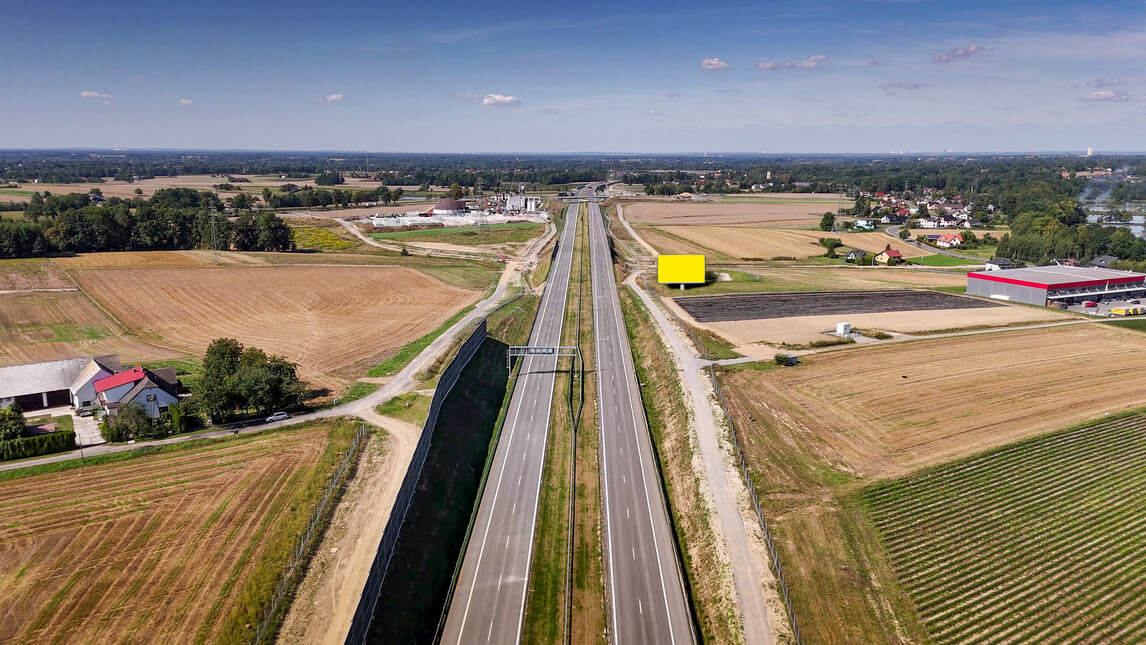 Szerokie ujęcie z drona przedstawiające billboard.