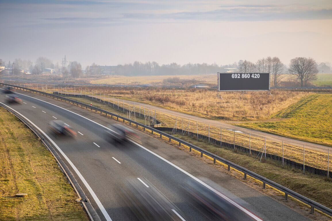 Zdjęcie baneru z numerem telefonu 692 860 420.