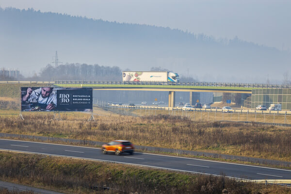Zdjęcie reklamy na drodze szybkiego ruchu.
